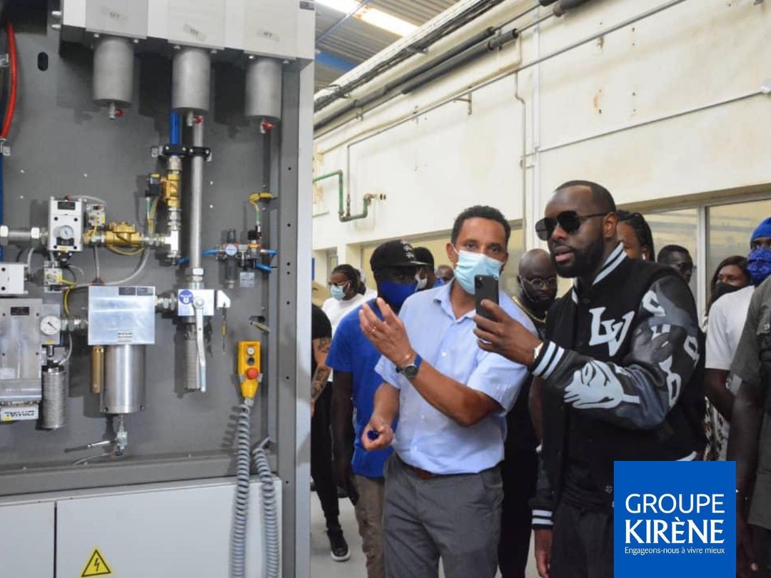 PHOTOS - Maître Gims, Barack Adama et autres en visite dans l'usine de Kirène: Les images !