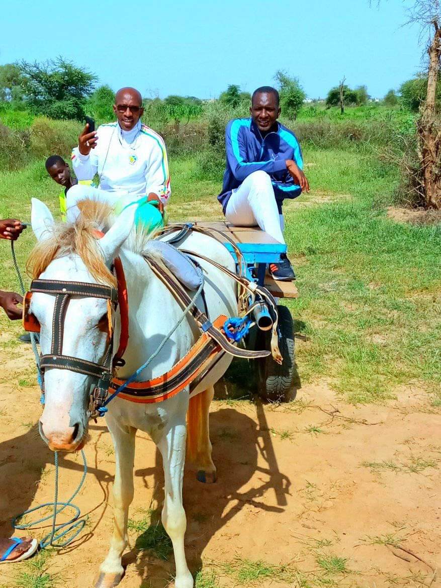 L'humilité du Dg de l'Artp, Abdoul Ly n'est plus à prouver, sur ces photos on le voit au champ avec les gens du village. Regardez!