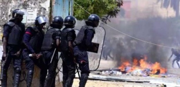 Bambey: Deux policiers blessés par des étudiants lors...