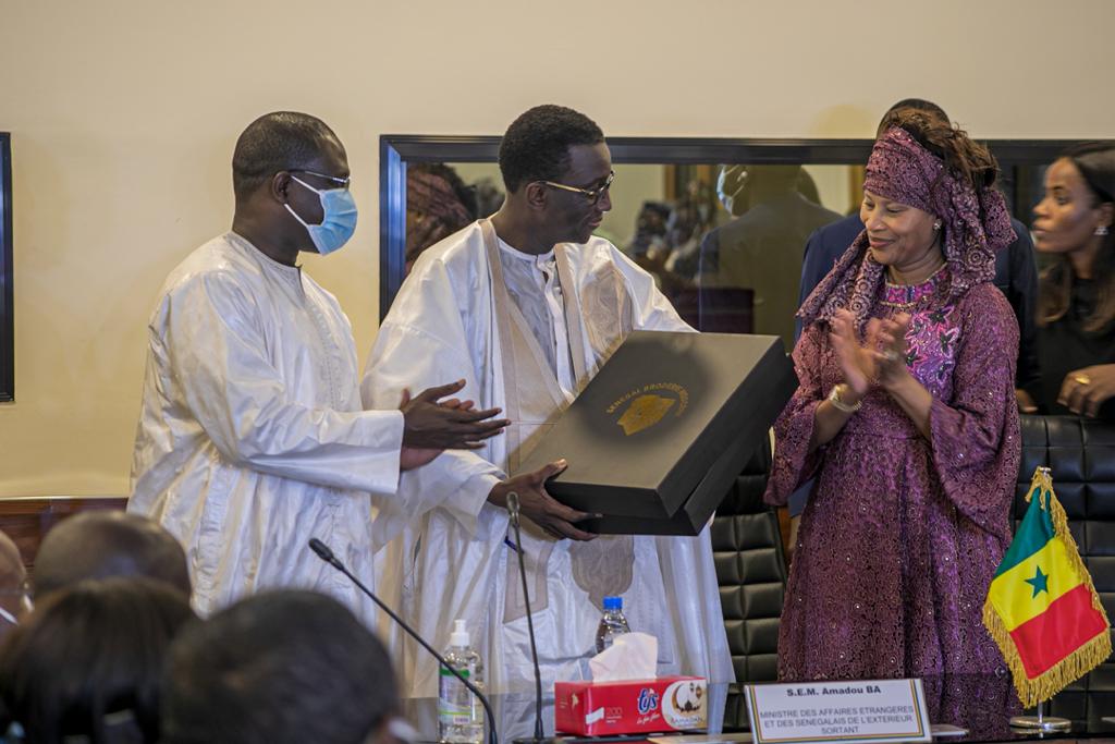 Passation de service entre Amadou Bâ et Aïssata Tall Sall: Les images ! Passation de service entre Amadou Bâ et Aïssata Tall Sall: Les images !