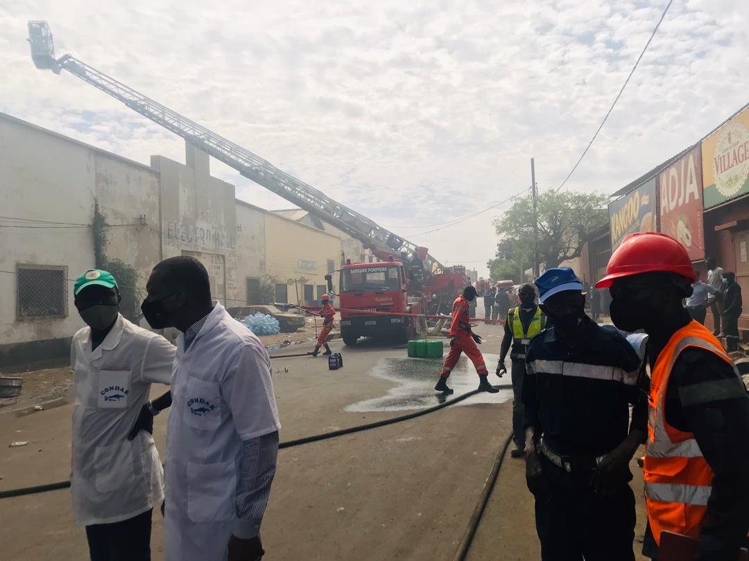 Urgent : Violent incendie au Môle 10 du Port autonome de Dakar ( En direct sur LERAL TV )