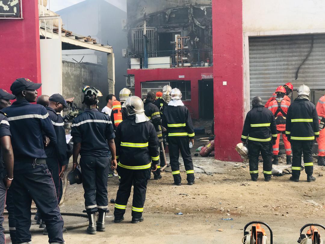Urgent : Violent incendie au Môle 10 du Port autonome de Dakar ( En direct sur LERAL TV )