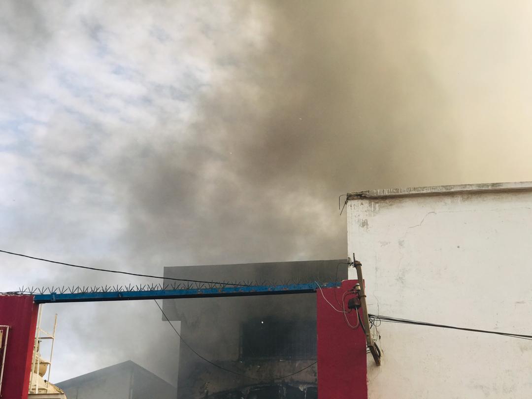 Urgent : Violent incendie au Môle 10 du Port autonome de Dakar ( En direct sur LERAL TV )