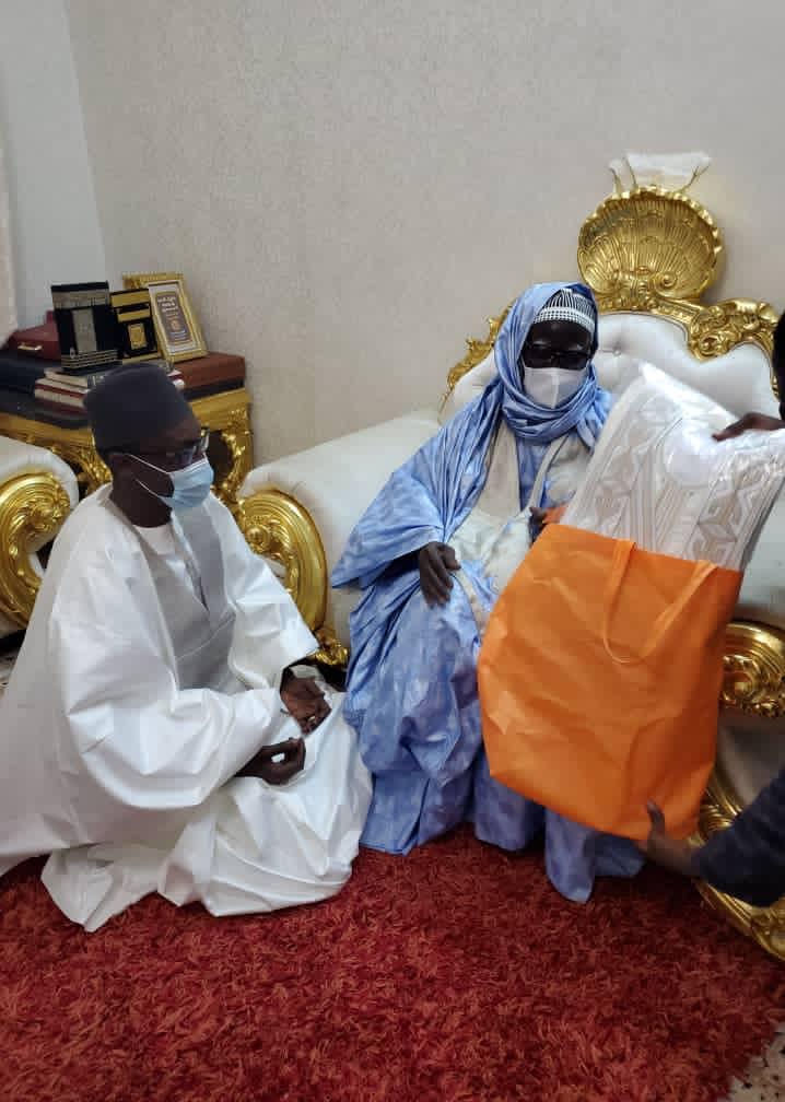 Après lui avoir offert un boubou et un parfum, Serigne Mountakha Mbacké à Mamour Diallo: " Sama doom nga, dii sama xarit ..."