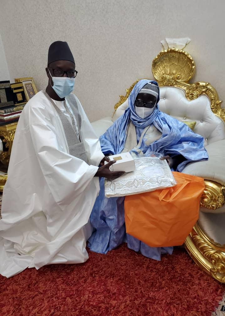 Après lui avoir offert un boubou et un parfum, Serigne Mountakha Mbacké à Mamour Diallo: " Sama doom nga, dii sama xarit ..." Après lui avoir offert un boubou et un parfum, Serigne Mountakha Mbacké à Mamour Diallo: " Sama doom nga, dii sama xarit ..."