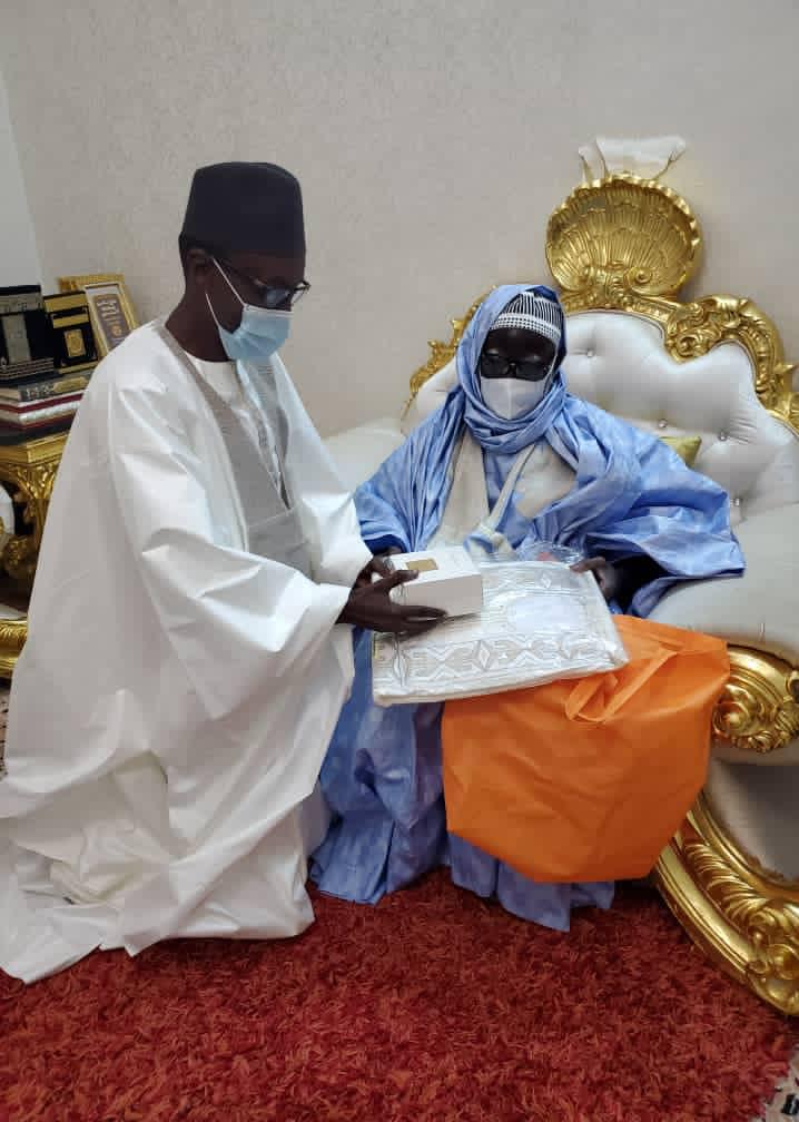 Après lui avoir offert un boubou et un parfum, Serigne Mountakha Mbacké à Mamour Diallo: " Sama doom nga, dii sama xarit ..." Après lui avoir offert un boubou et un parfum, Serigne Mountakha Mbacké à Mamour Diallo: " Sama doom nga, dii sama xarit ..."