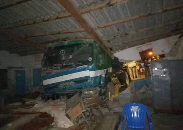 Spectaculaire accident à l’école Colobane 2 Nord de Rufisque: Un camion de ciment finit sa course dans une salle de classe