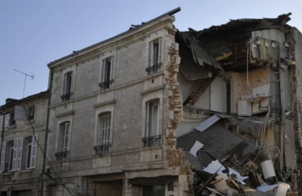 Frayeur chez les populations riveraines : un immeuble en ruine menace de s’effondrer en centre ville