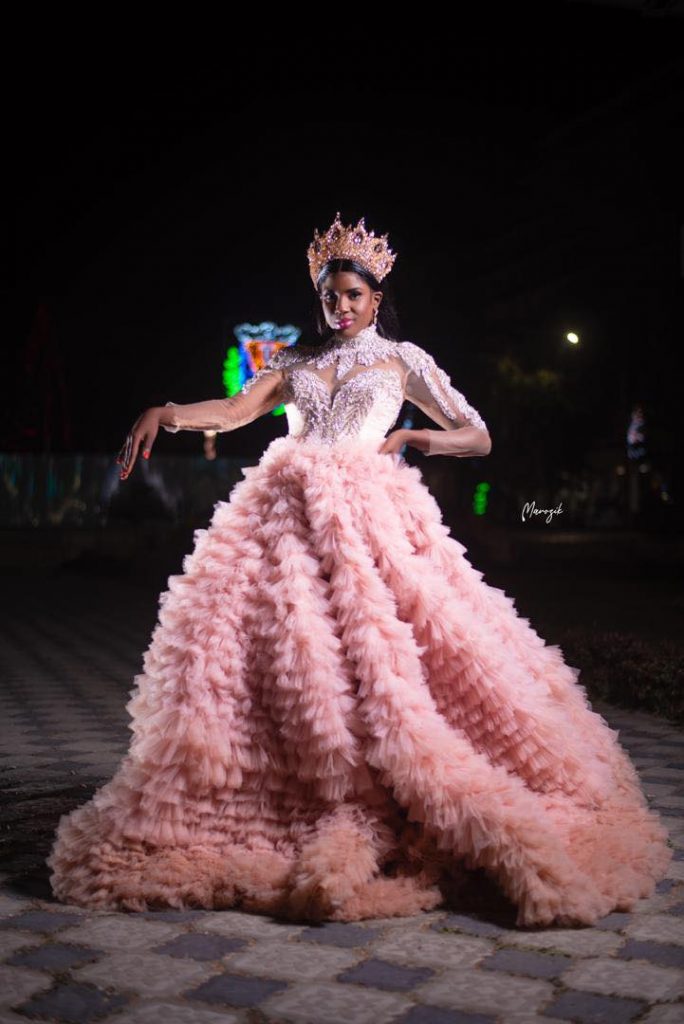 La chanteuse Sokhou Bb dans une magnifique robe "Barbie", secoue la toile ! (Photos)