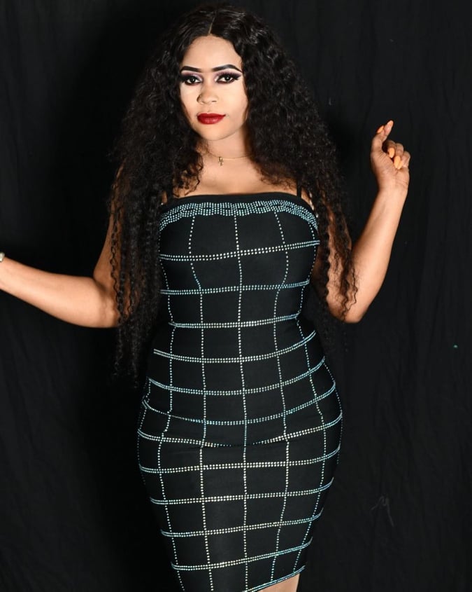 La chanteuse Guigui s'affiche dans une robe moulante, qui met en valeur ses formes généreuses (Photos)