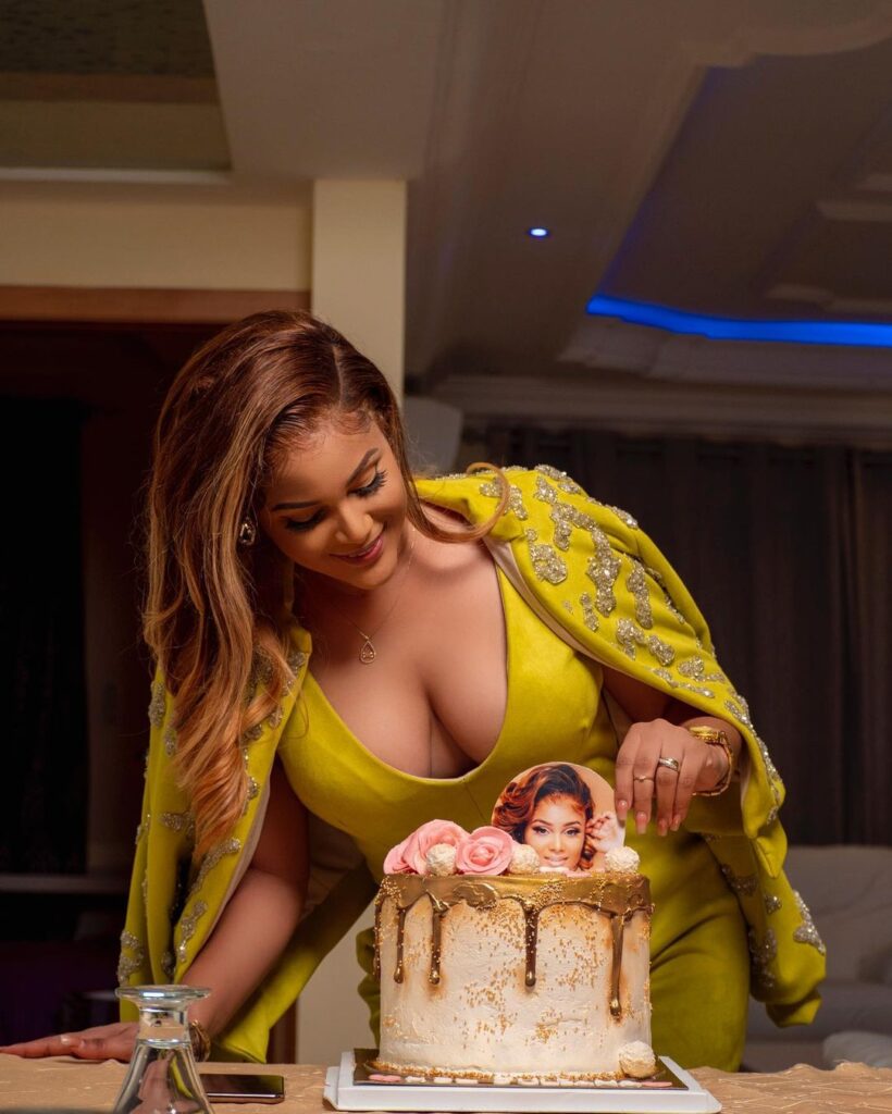 Fête d'anniversaire: Voici la robe ultra sexy de l'actrice Juliana Monteiro, qui fait actuellement le buzz!