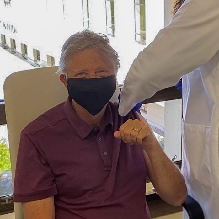 Bill Gates se fait vacciner contre la Covid-19
