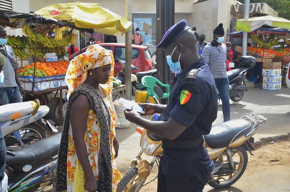 Covid-19: La police de Kébémer sensibilise et distribue des masques aux populations