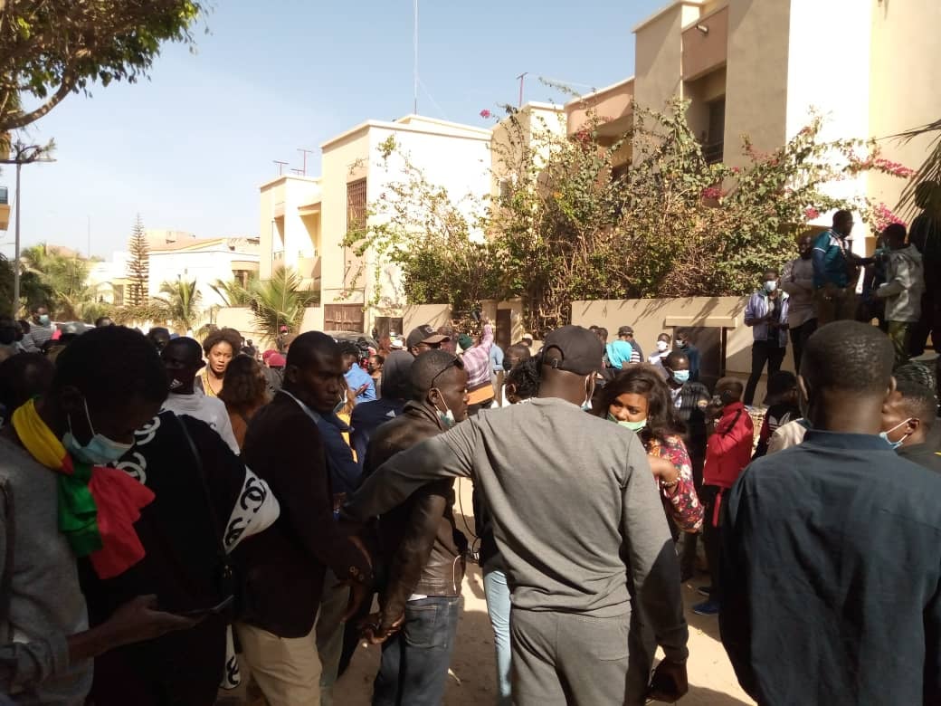 (Photos) Forte mobilisation devant le domicile de Sonko (Photos) Forte mobilisation devant le domicile de Sonko