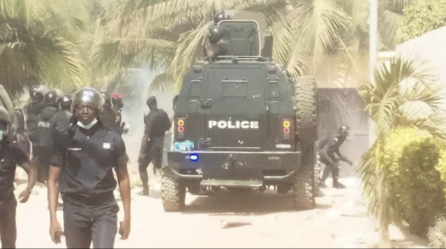 URGENT / Cité Keur Gorgui: La police disperse la foule devant chez Ousmane Sonko, à coups de lacrymogènes, plusieurs arrestations et des blessés...