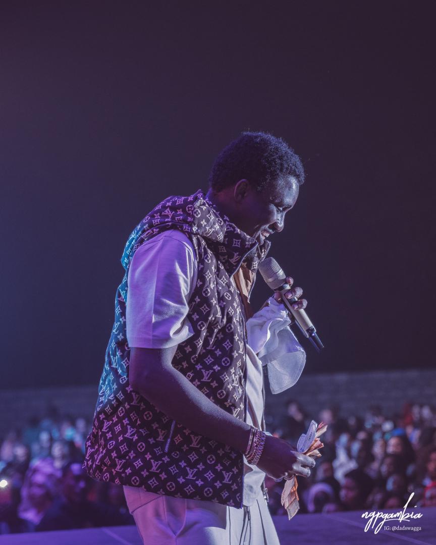 Gambie: Admirez le port vestimentaire assez déroutant de Wally Seck et les..."battré" (Photos)
