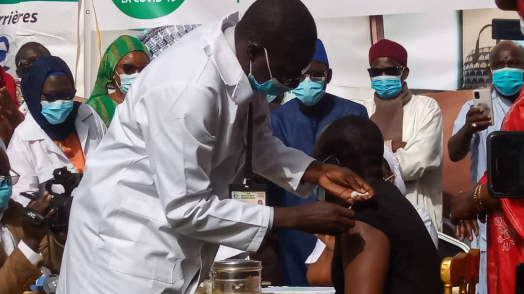 Campagne de vaccination: Les autorités sanitaires et étatiques donnent l'exemple aux populations (Photos) Campagne de vaccination: Les autorités sanitaires et étatiques donnent l'exemple aux populations (Photos)