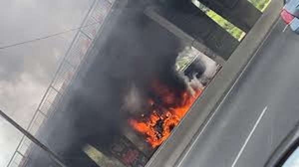 Actes de vandalisme: Saccages et vols à Thiaroye, des cabines de l’autoroute à péage réduites en cendres