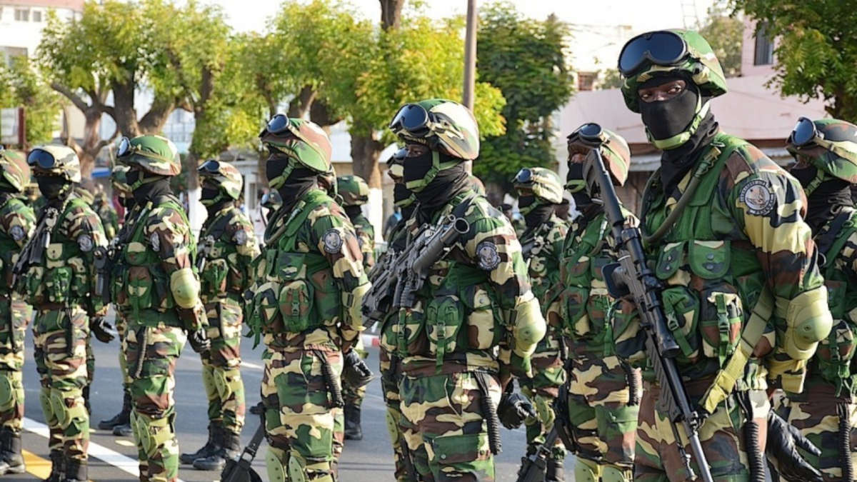 Macky Sall sort la grosse artillerie: Bruits de bottes à Dakar, des rebelles signalés dans la masse