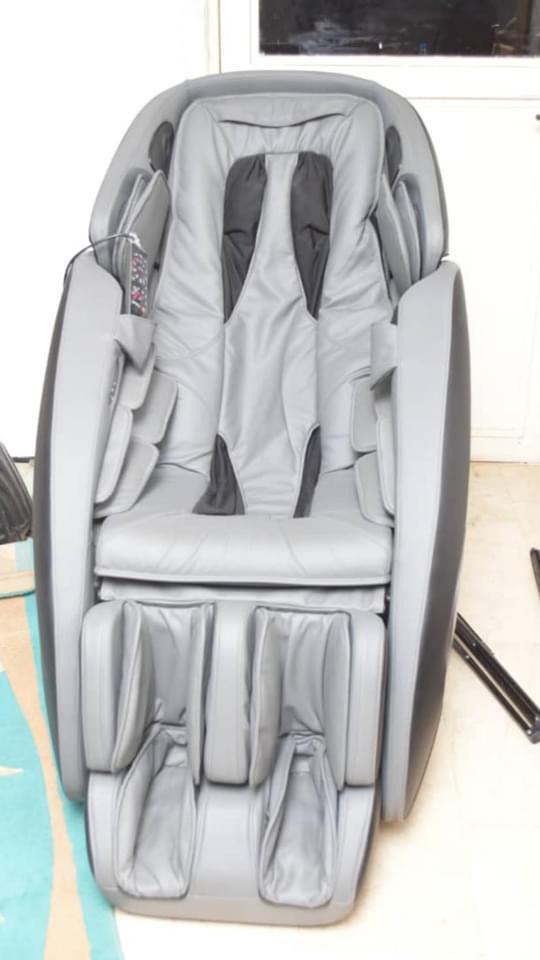 Un homme d'affaires offre un fauteuil de massage ultra moderne à Ousmane Sonko