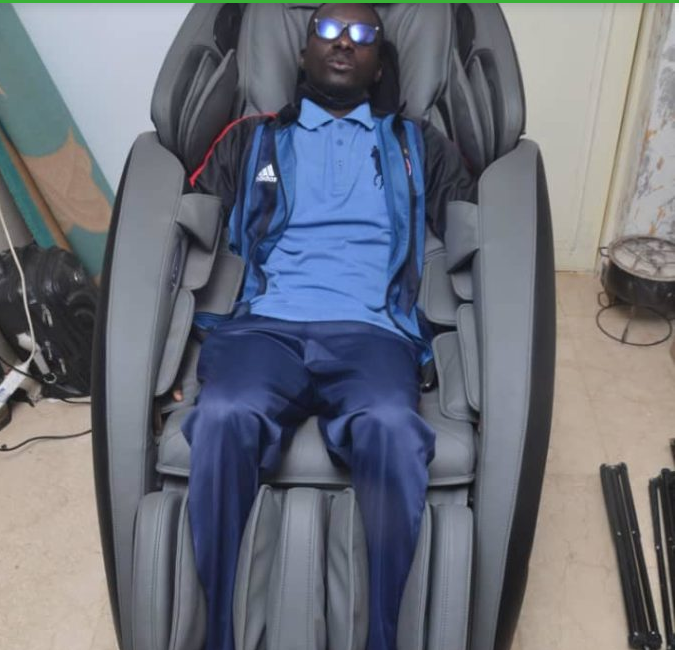 Un homme d'affaires offre un fauteuil de massage ultra moderne à Ousmane Sonko