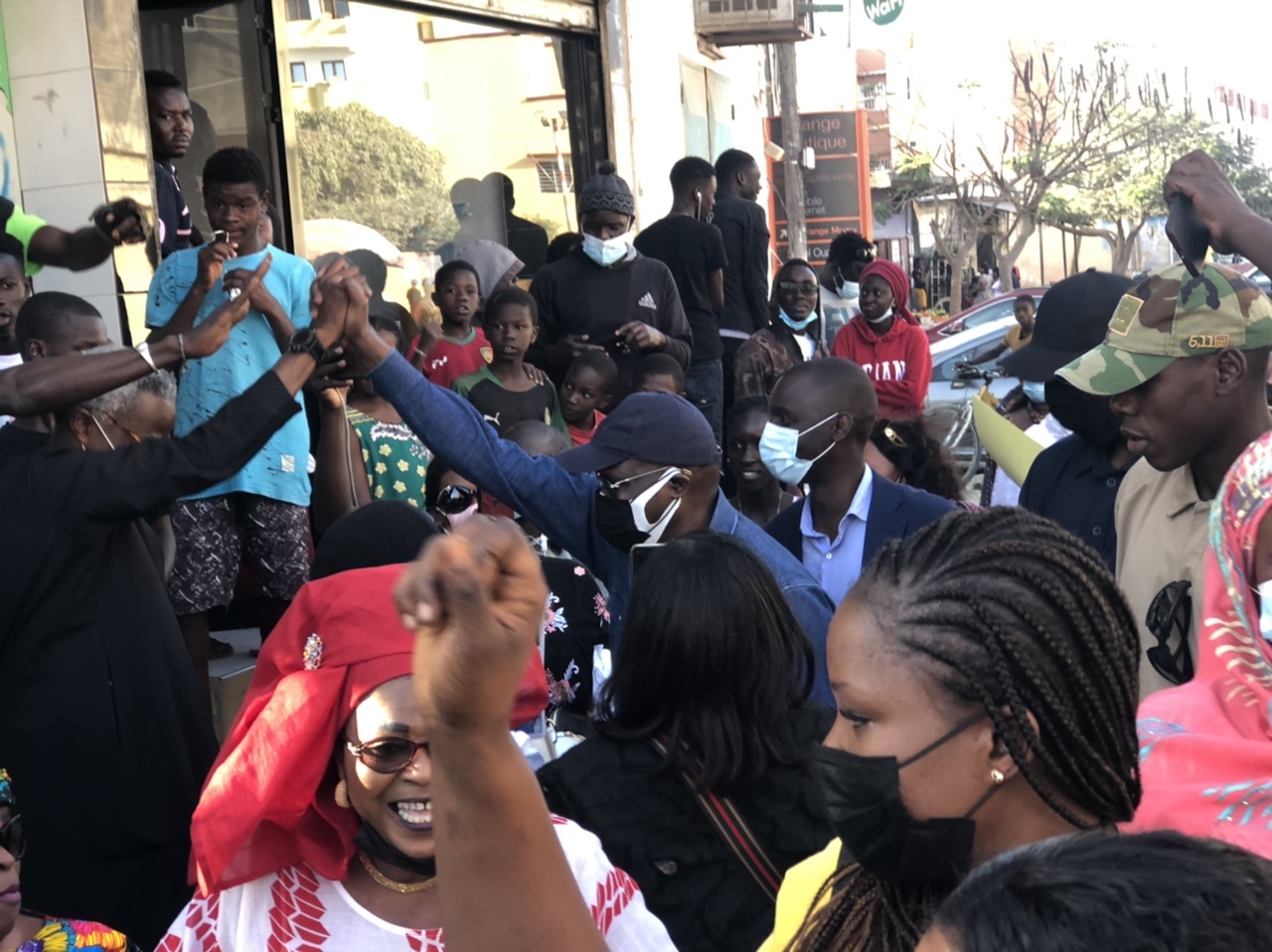 En images: Khalifa Sall démarre ses activités politiques et lance le «dox mbok» En images: Khalifa Sall démarre ses activités politiques et lance le «dox mbok»