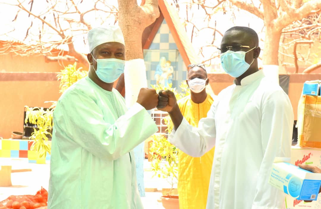 Préparatifs de Pâques : Remise de dons de Mamoudou Wane, 1er adjoint au Maire des P.A. à la communauté catholique