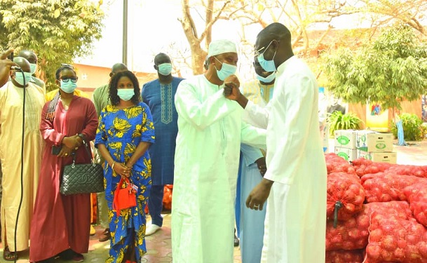 Préparatifs de Pâques : Remise de dons de Mamoudou Wane, 1er adjoint au Maire des P.A. à la communauté catholique