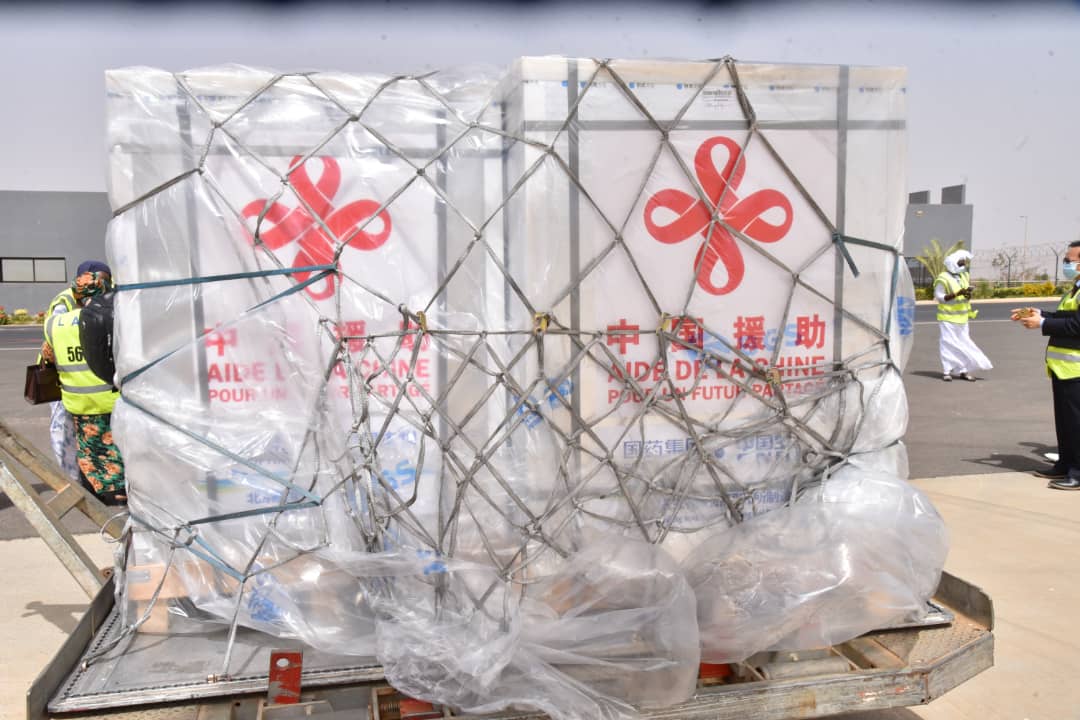 Réception de 300 000 doses de vaccins Sinopharm: "Avec ce don, nous pouvons accélérer le processus de vaccination...." (Abdoulaye Diouf Sarr) Réception de 300 000 doses de vaccins Sinopharm: "Avec ce don, nous pouvons accélérer le processus de vaccination...." (Abdoulaye Diouf Sarr)