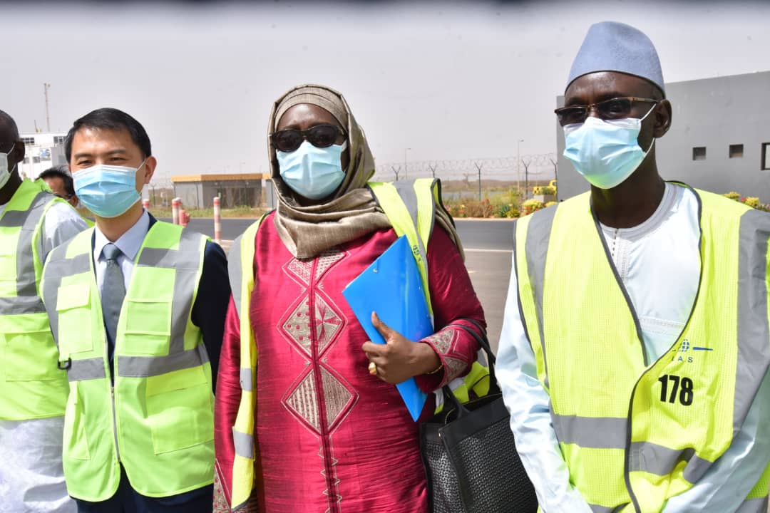 Réception de 300 000 doses de vaccins Sinopharm: "Avec ce don, nous pouvons accélérer le processus de vaccination...." (Abdoulaye Diouf Sarr) Réception de 300 000 doses de vaccins Sinopharm: "Avec ce don, nous pouvons accélérer le processus de vaccination...." (Abdoulaye Diouf Sarr)