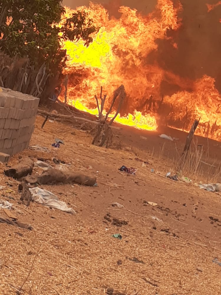  Kolda: Voici les images de l'incendie qui s'est déclaré a Darou khoudouss (Photos et vidéo)