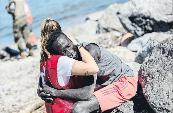 Elle a commis « le crime » d’avoir réconforté un migrant sénégalais :  Une bénévole espagnole harcelée sur les réseaux sociaux
