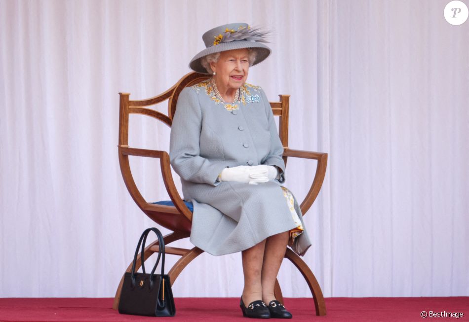 La reine Elizabeth II très enjouée à sa parade anniversaire, elle se laisse emporter par la musique !