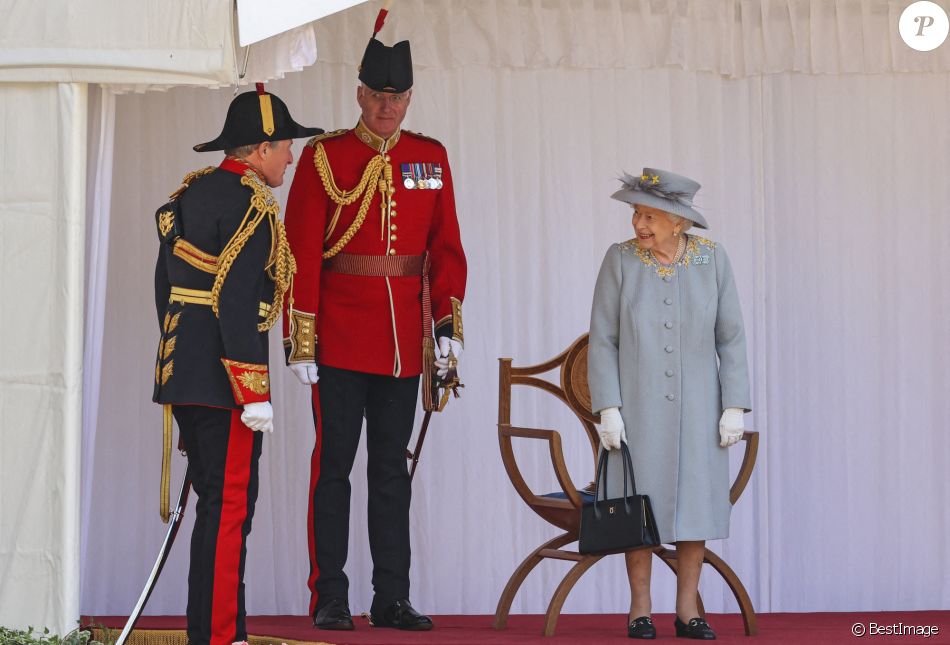 La reine Elizabeth II très enjouée à sa parade anniversaire, elle se laisse emporter par la musique !
