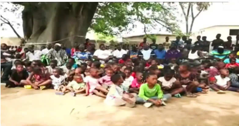 A la découverte d’un homme marié à 43 femmes et père de 200 enfants ! (Vidéo)