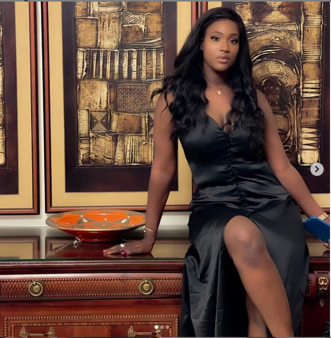 Faty de la série "Impact", irrésistible en robe noire: Elle dévoile sa fente très osée (Photos)