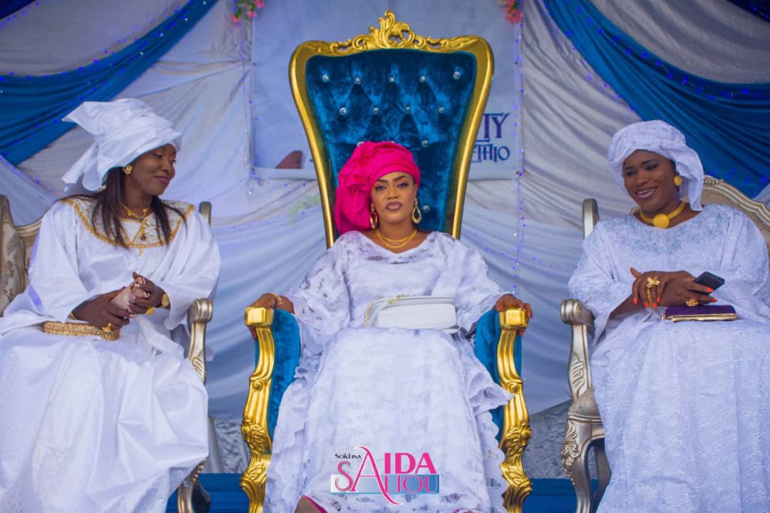 Thiant au Croisement Béthio : Sokhna Aïda Diallo reçoit des “adiyas” impressionnants