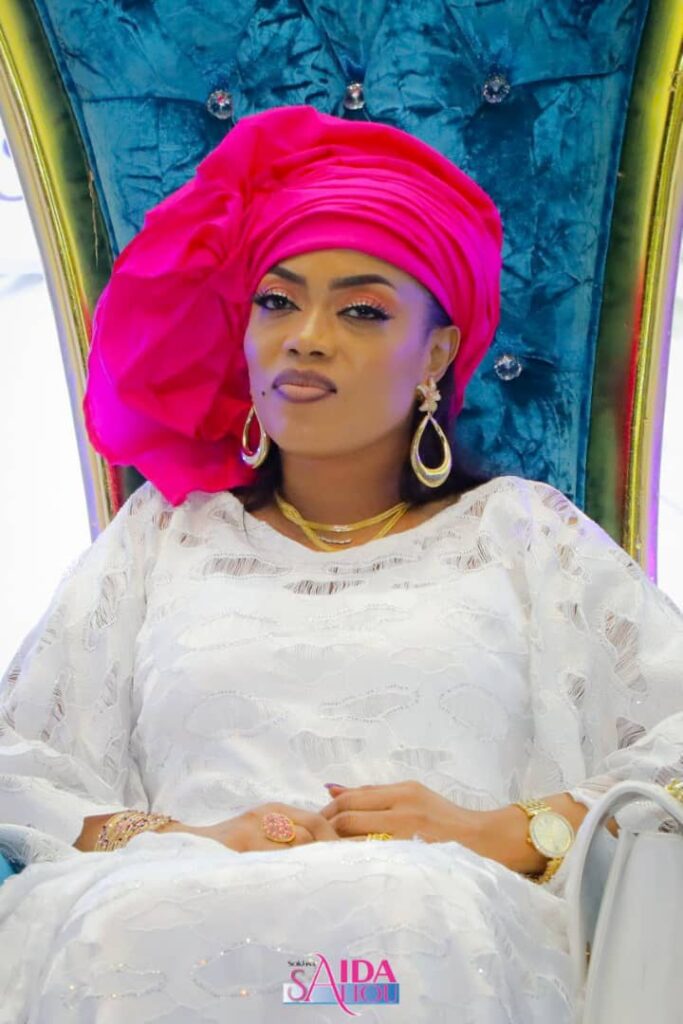 Thiant au Croisement Béthio : Sokhna Aïda Diallo reçoit des “adiyas” impressionnants