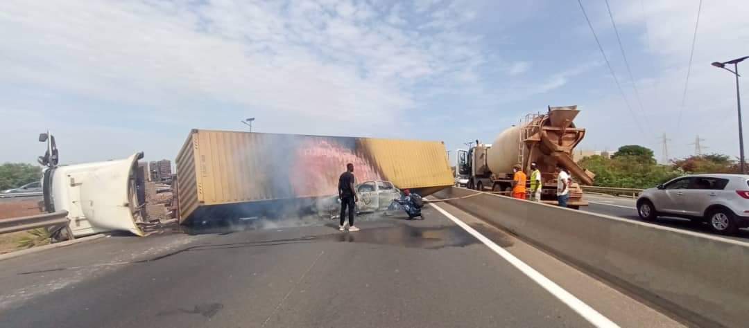 Camion renversé sur l'autoroute à péage: Un contournement provisoire mis en place à hauteur du pont de Keur Ndiaye Lô, sortie 10