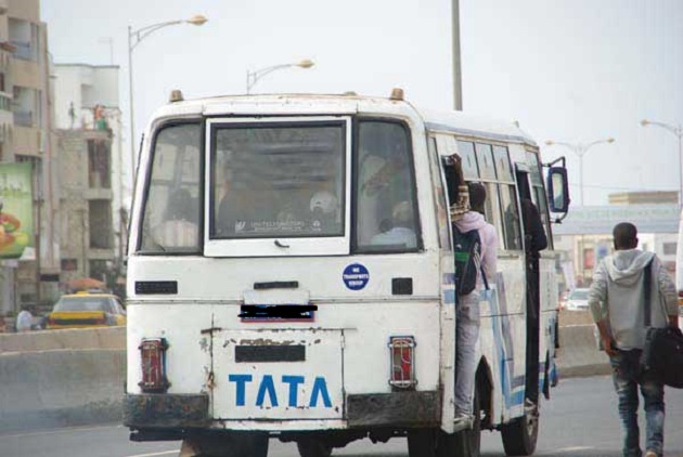 Jaxaay- Keur Massar : Un bus Tata finit sa course dans la maison de l’imam, son conducteur s’enfuit