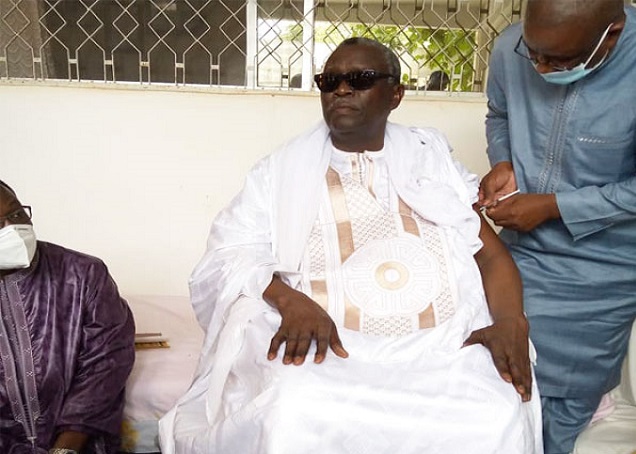 Diourbel: Serigne Moustapha Lakrame Mbacké prend son vaccin en public et suscite un rush dans les points de services