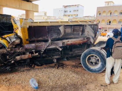 PHOTOS / Pont de Diamalaye: Un camion sans frein dérape et se renverse
