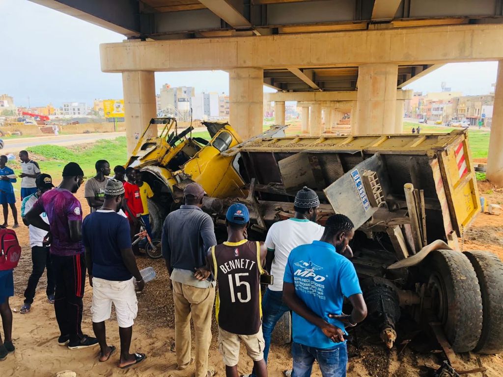 Cambérène / En images: Un camion qui "a une visite technique" renverse son contenu sur...