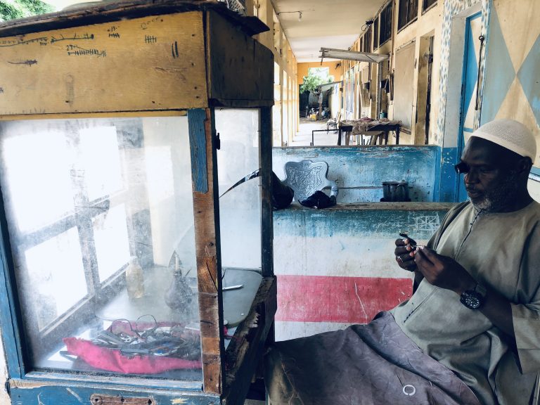 ELHADJI AMADOU FADEL DIALLO, HORLOGER: Une activité encore à l’heure