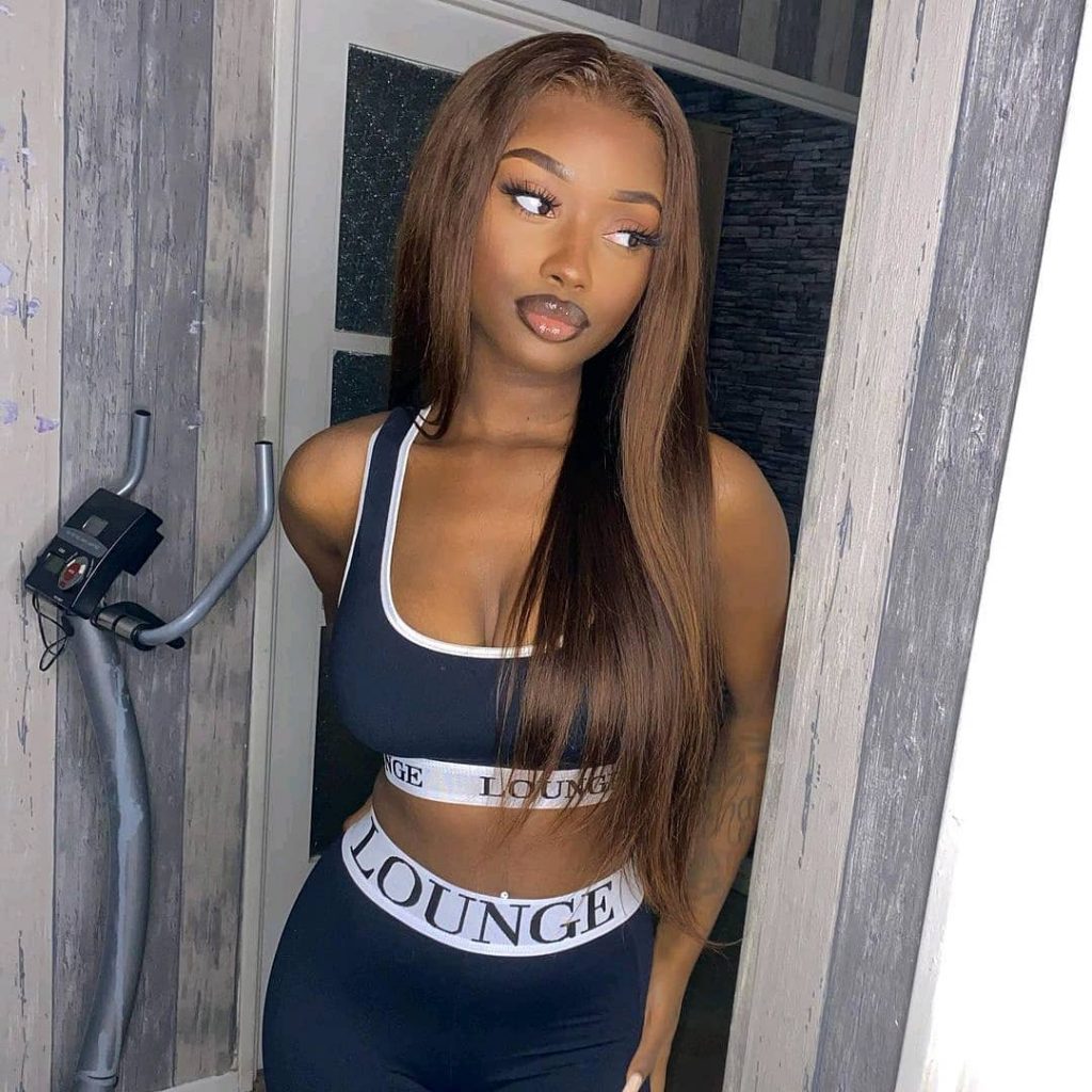 L'actrice Lena Saer, de la série Mœurs, se dévoile sexy en différentes tenues (Photos)