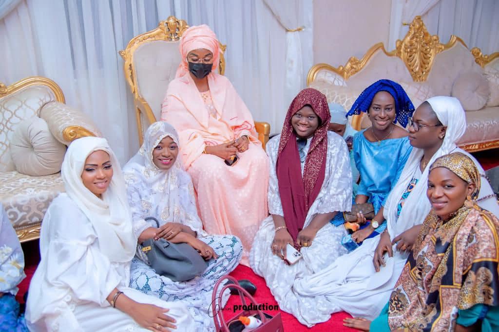 Visite de courtoisie de la délégation du Gfm à Touba: Birane Ndour et Cie chez Sokhna Balli Mountakha (Photos) Visite de courtoisie de la délégation du Gfm à Touba: Birane Ndour et Cie chez Sokhna Balli Mountakha (Photos)