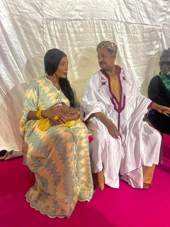 Images sur Gamou: Le berndé exceptionnel de Soxna Oumou Sy Dabakh et de Soxna Amina Niasse, chez Dr. Ahmed Khalifa Niasse