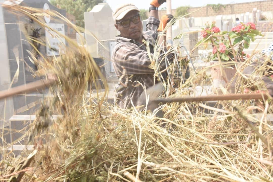 Désherbage du cimetière Saint Lazare: Barthélémy Dias au cœur de l'action (images)