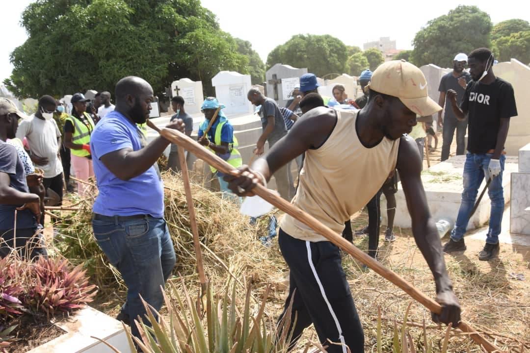 Désherbage du cimetière Saint Lazare: Barthélémy Dias au cœur de l'action (images)