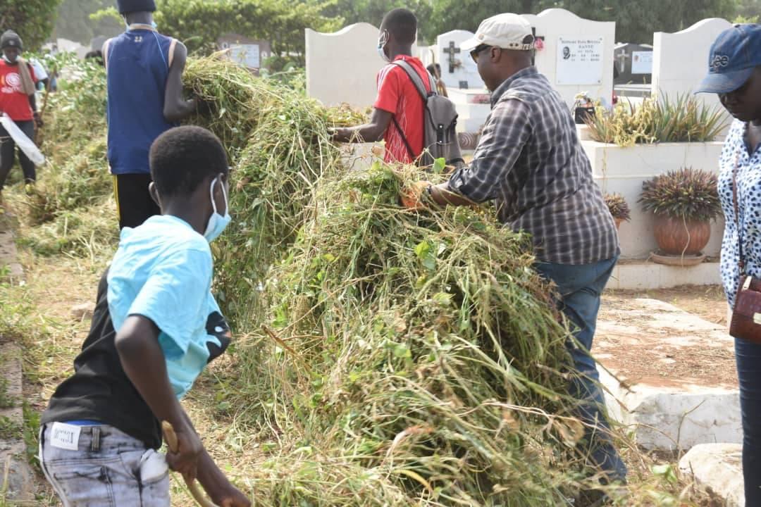 Désherbage du cimetière Saint Lazare: Barthélémy Dias au cœur de l'action (images)